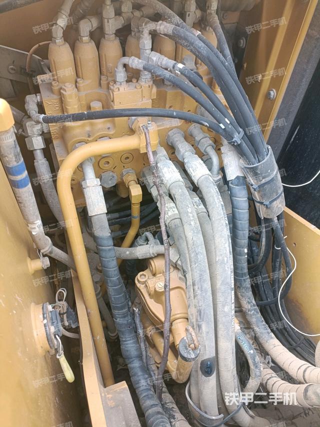 回轉(zhuǎn)馬達(dá)和主控閥（整機(jī)外觀）