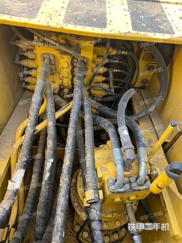 回轉(zhuǎn)馬達(dá)和主控閥（整機(jī)外觀）