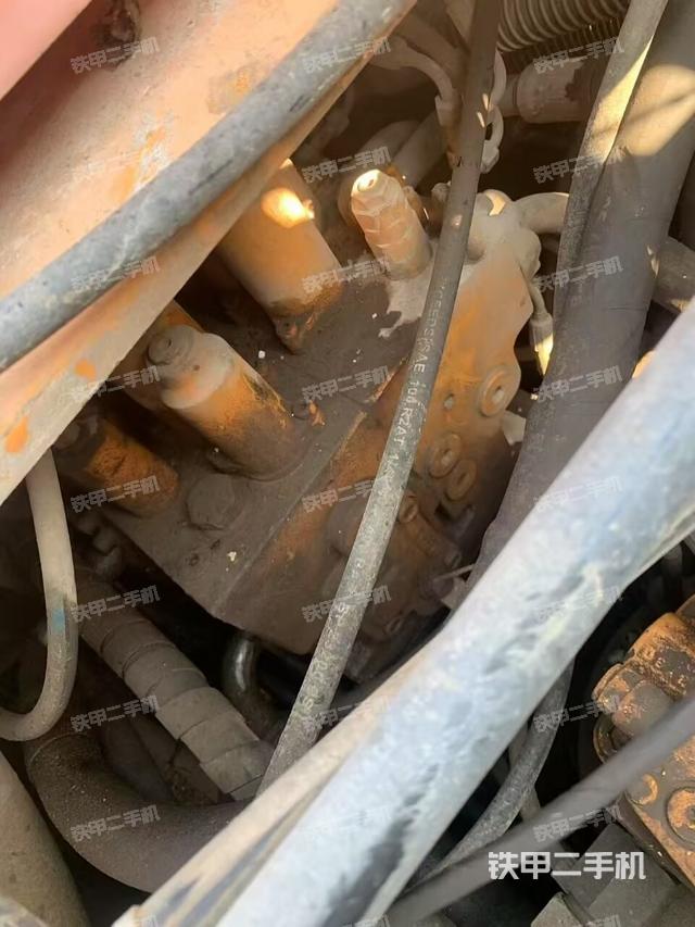 回转马达和主控阀（整机外观）