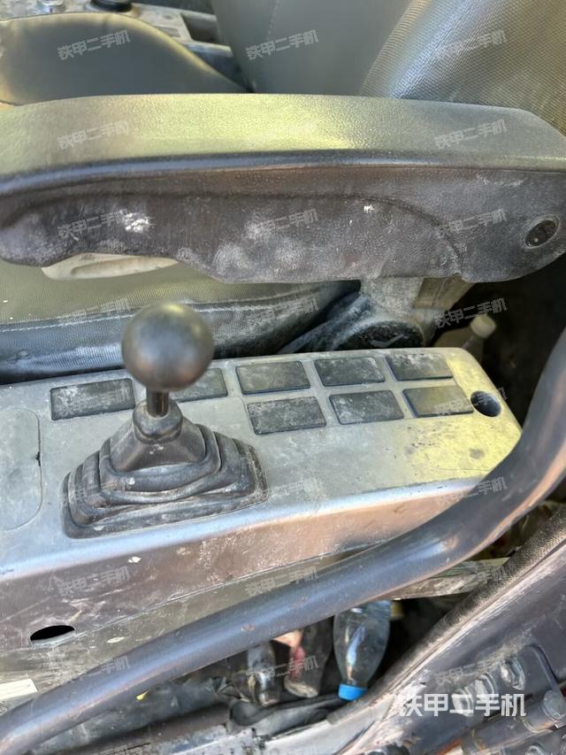 座椅左側(cè)控制臺/音響/含左手柄（駕駛室部分）