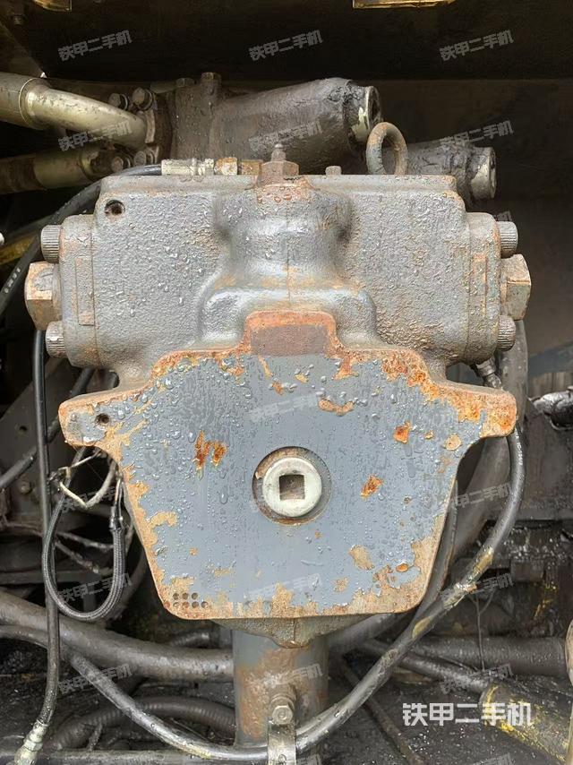 液压泵舱室正面整体（整机外观）