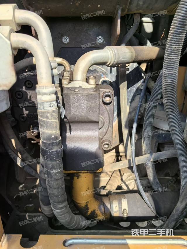 液压泵舱室正面整体（整机外观）