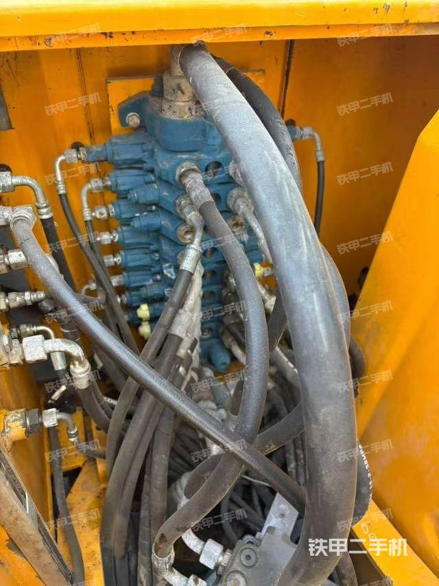 回轉(zhuǎn)馬達(dá)和主控閥（整機(jī)外觀）