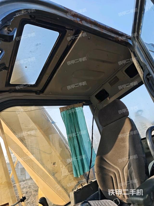 行走控制手柄和踏板?俯拍（駕駛室部分）