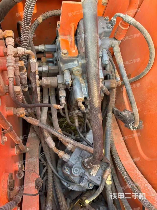 回轉(zhuǎn)馬達(dá)和主控閥（整機(jī)外觀）