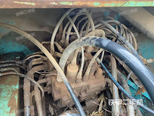 回转马达和主控阀（整机外观）