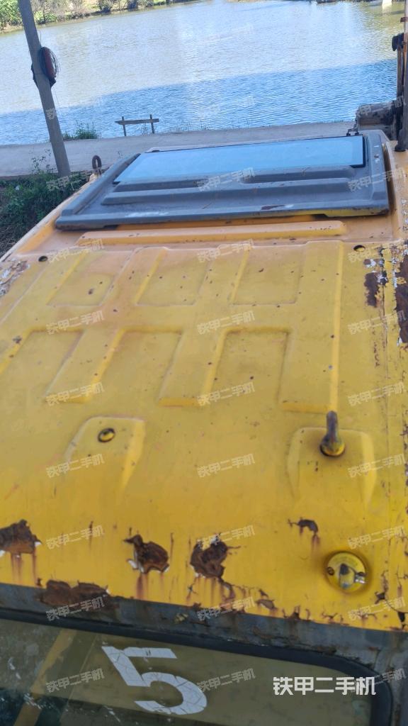 驾驶室顶部（整机外观）