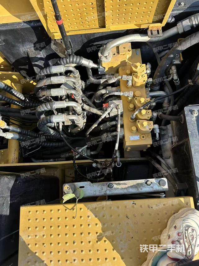 回转马达和主控阀（整机外观）