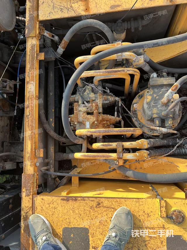 回转马达和主控阀（整机外观）