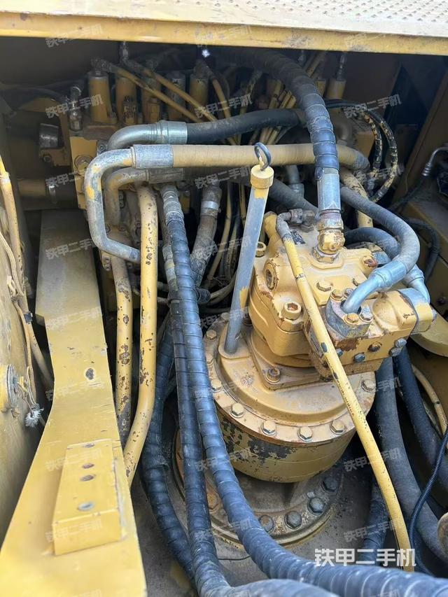 回转马达和主控阀（整机外观）