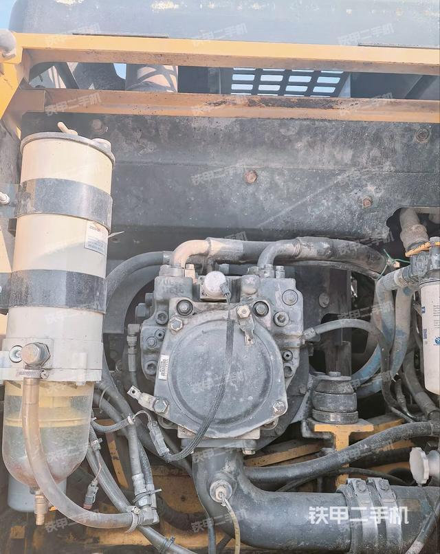 液壓泵艙室正面整體（整機外觀）