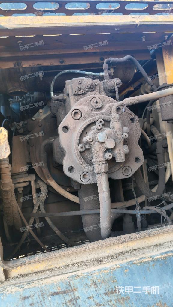 液压泵舱室正面整体（整机外观）