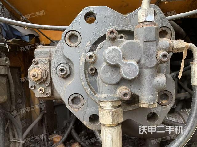 液压泵舱室正面整体（整机外观）