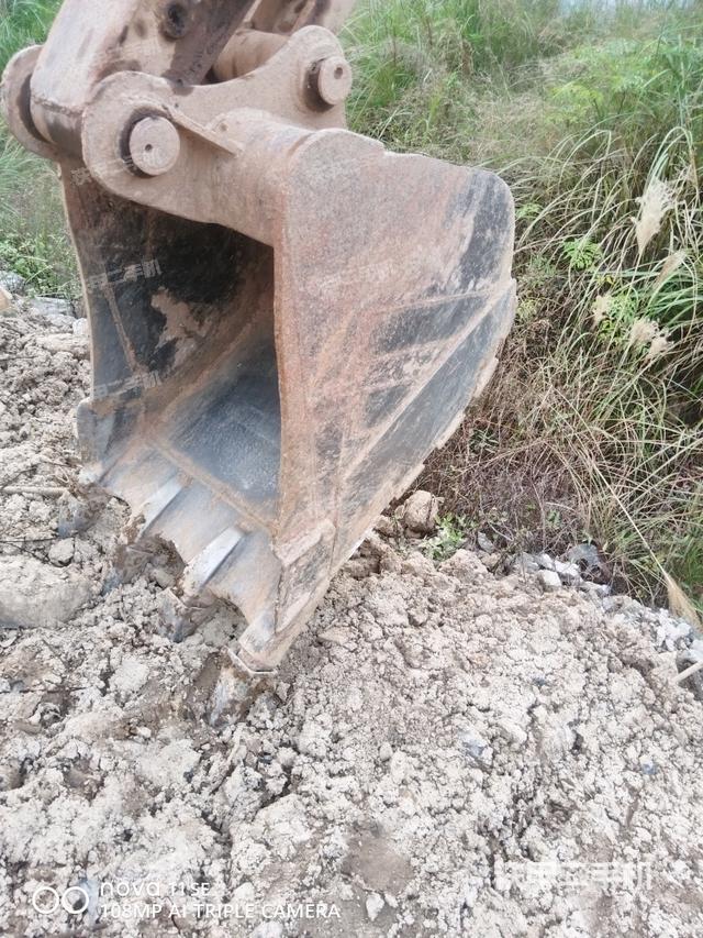 大臂油缸整体 竖拍（工作和回转装置）