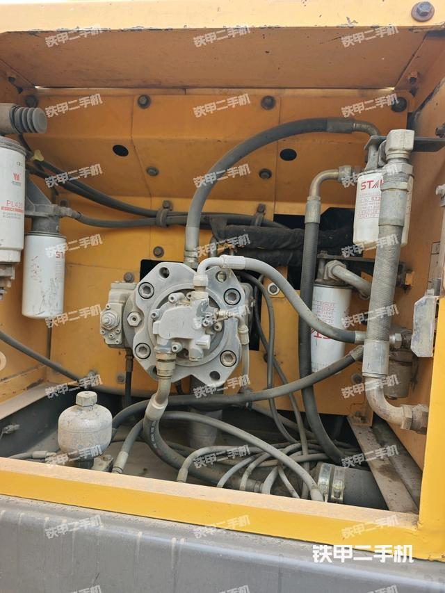 液壓泵艙室正面整體（整機外觀）