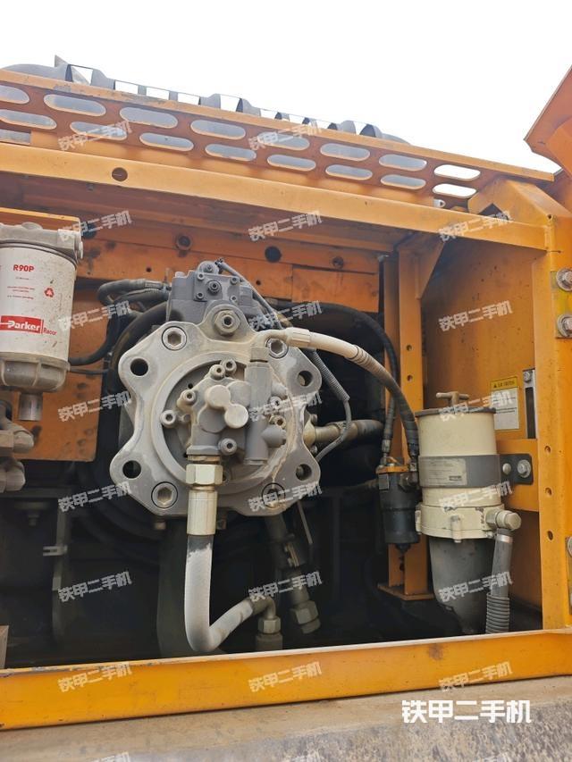 液压泵舱室正面整体（整机外观）