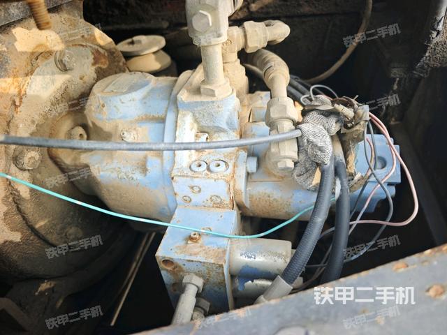 液压泵舱室正面整体（整机外观）