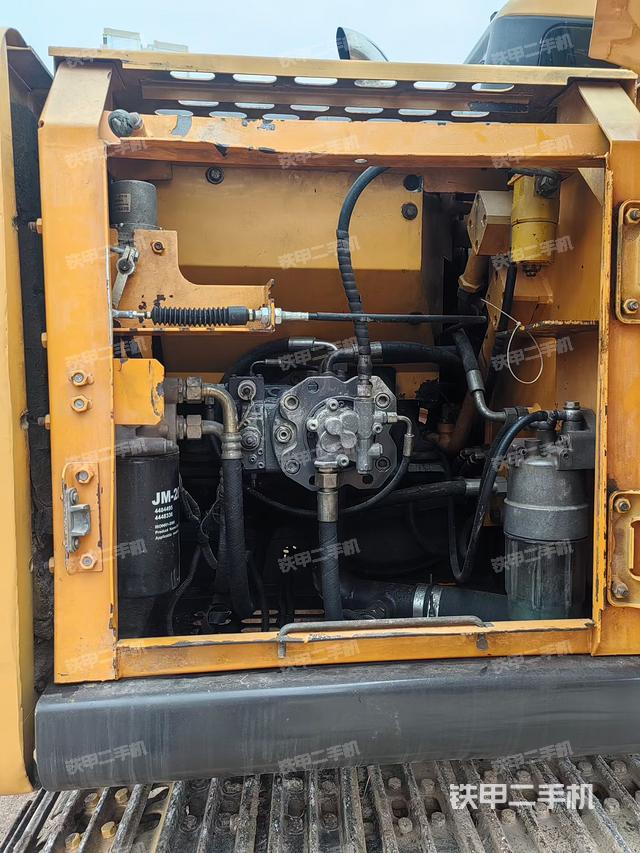 液压泵舱室正面整体（整机外观）