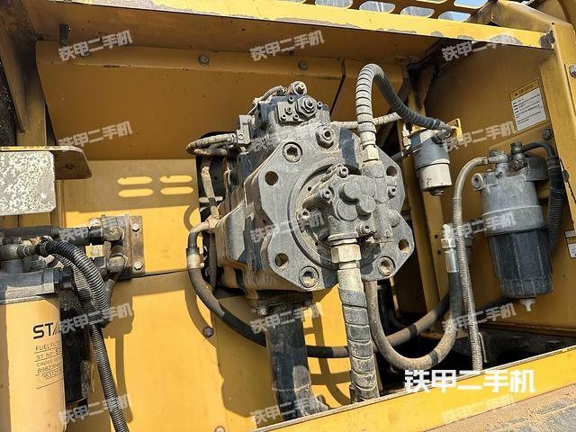 液壓泵艙室正面整體（整機外觀）