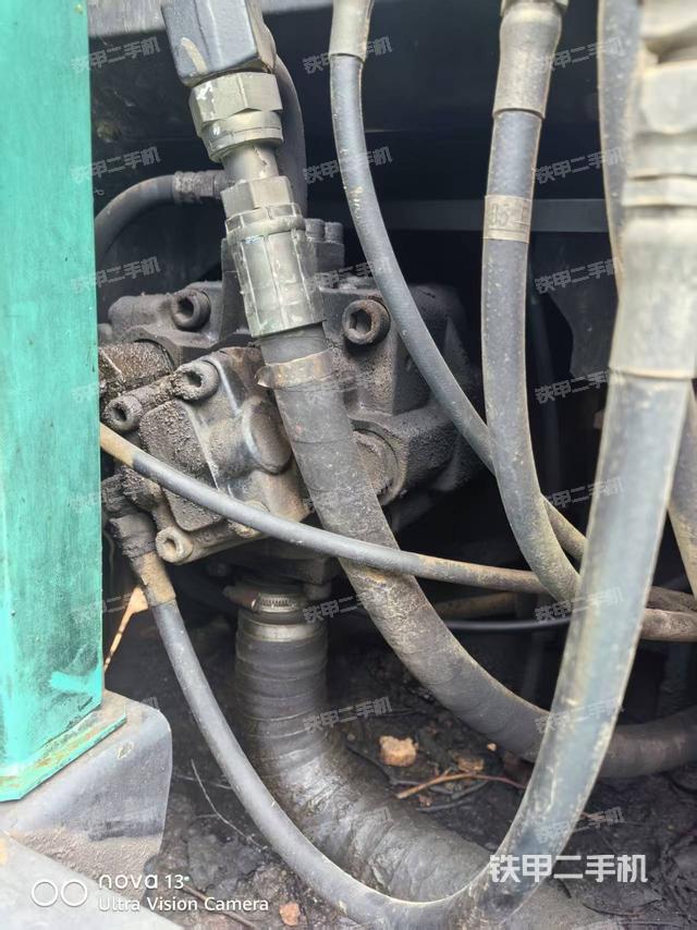 液壓泵艙室正面整體（整機外觀）