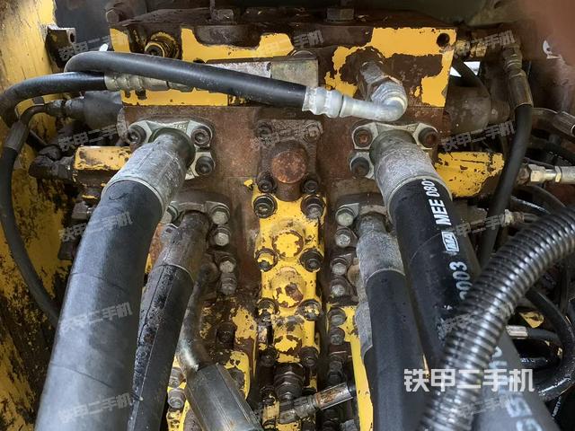 回转马达和主控阀（整机外观）