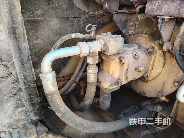 液压泵舱室正面整体（整机外观）