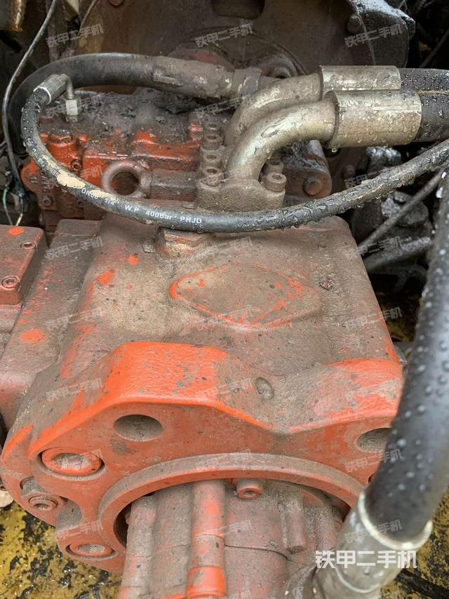 液压泵舱室正面整体（整机外观）