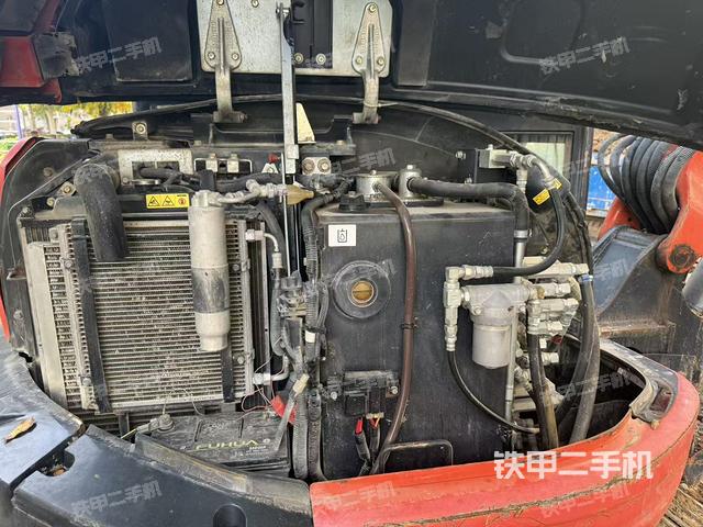 液压泵舱室正面整体（整机外观）