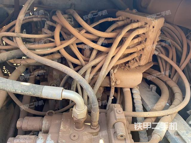 回转马达和主控阀（整机外观）