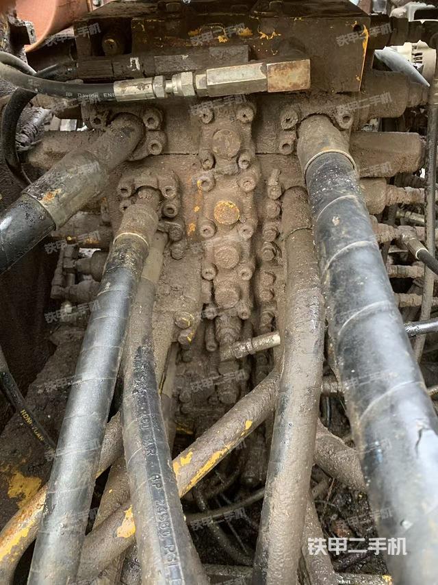 回转马达和主控阀（整机外观）