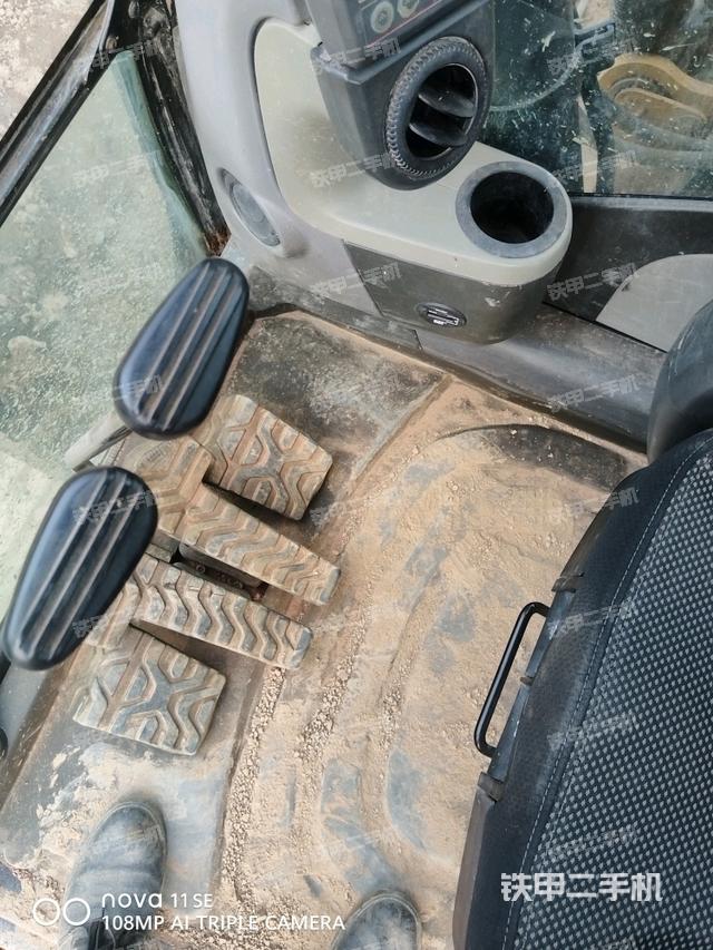 行走控制手柄和踏板 俯拍（驾驶室部分）