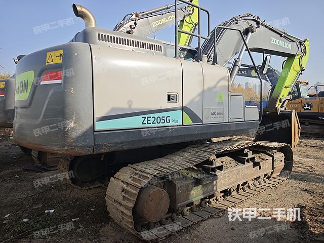 液壓泵艙室正面整體（整機外觀）