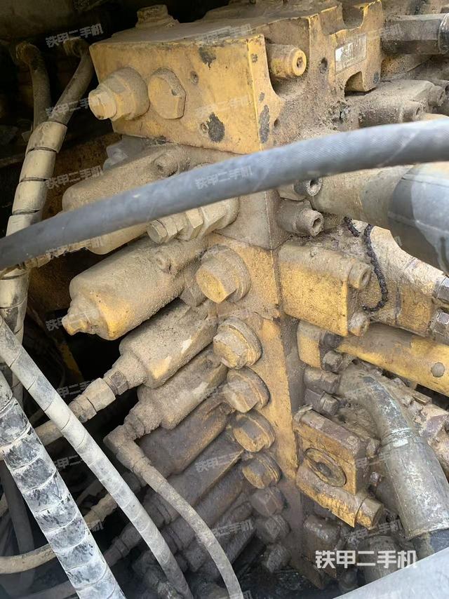 回转马达和主控阀（整机外观）