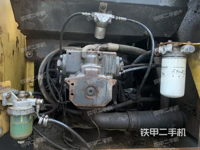 液压泵舱室正面整体（整机外观）