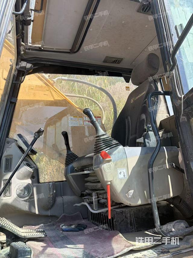 駕駛室整體（整機外觀）