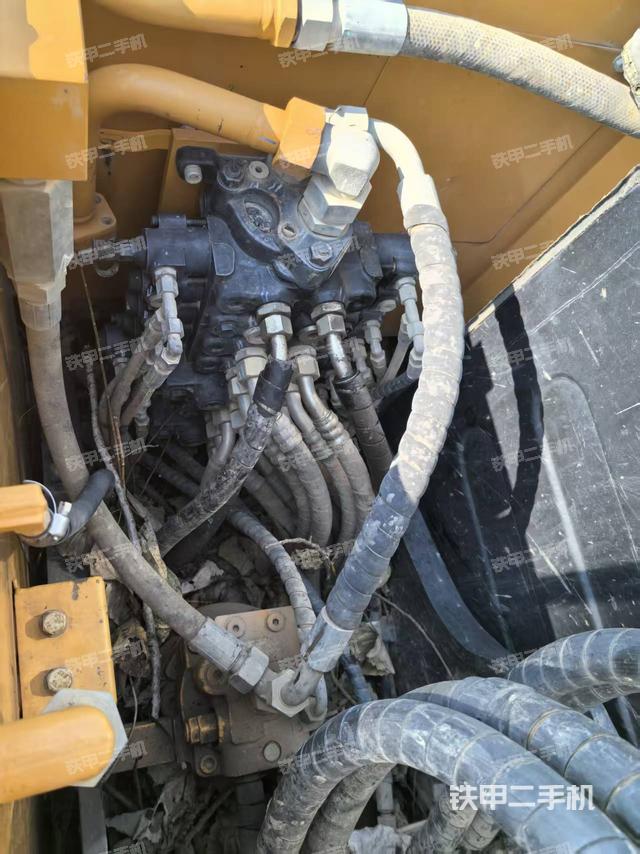 回转马达和主控阀（整机外观）