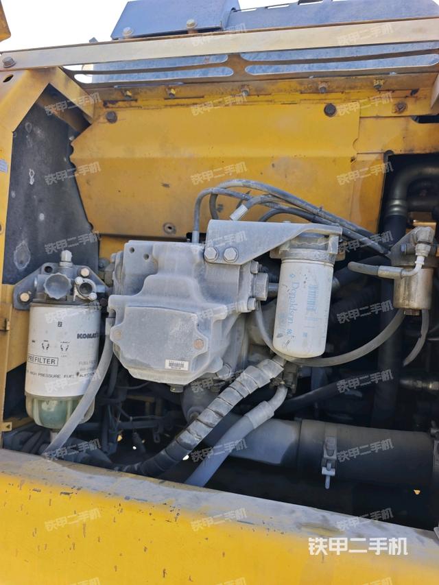 液压泵舱室正面整体（整机外观）