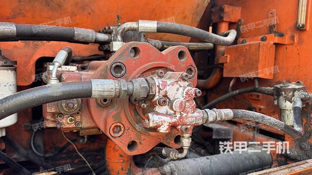 液压泵舱室正面整体（整机外观）