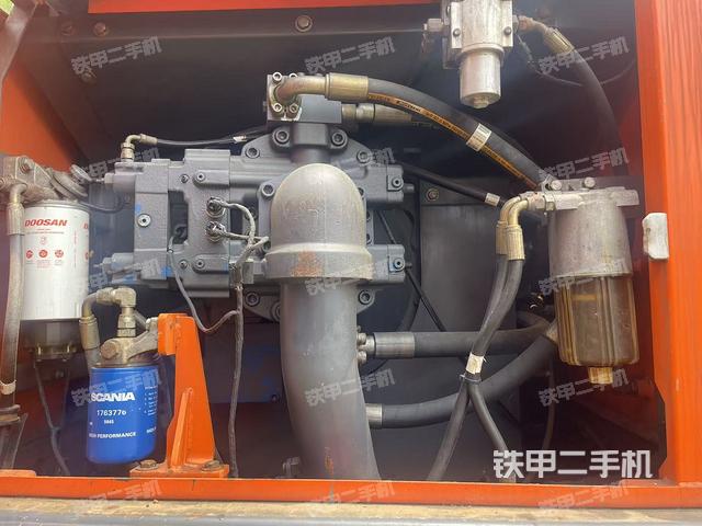 液压泵舱室正面整体（整机外观）