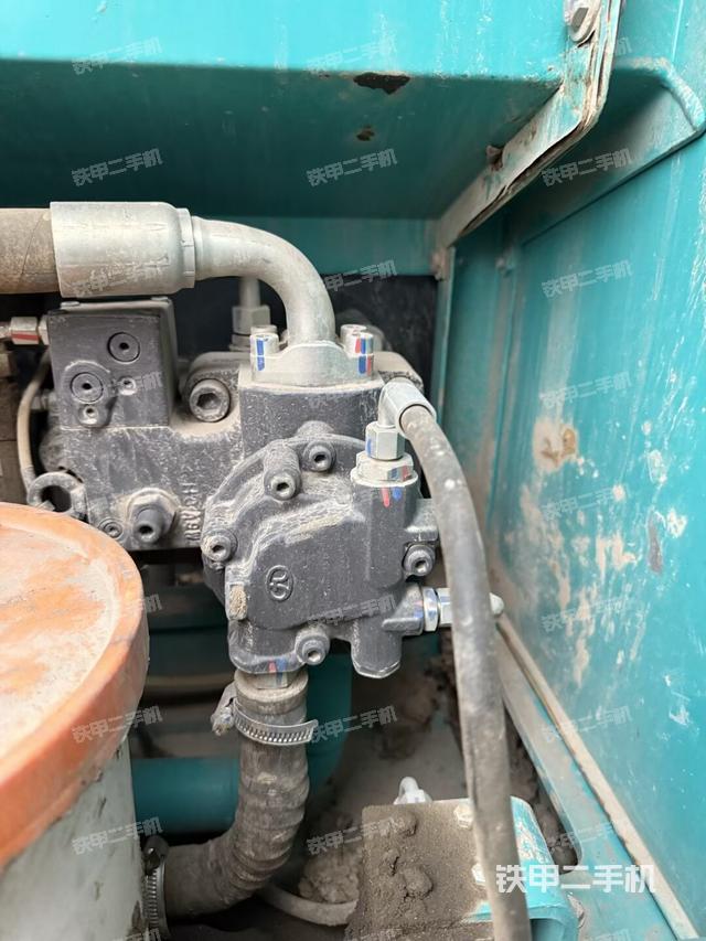 液压泵舱室正面整体（整机外观）