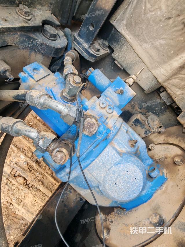 液压泵舱室正面整体（整机外观）