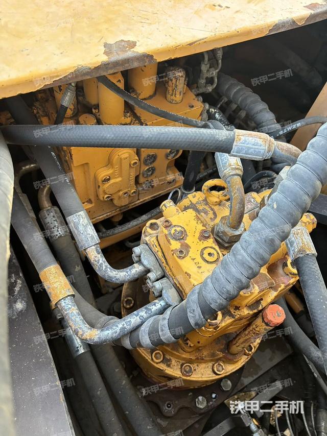 回转马达和主控阀（整机外观）