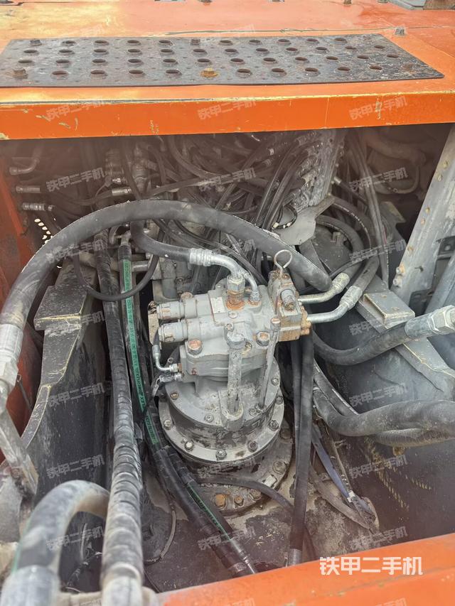 回转马达和主控阀（整机外观）