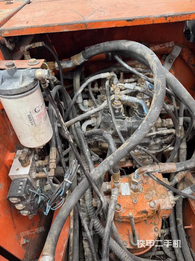 回轉(zhuǎn)馬達(dá)和主控閥（整機(jī)外觀）