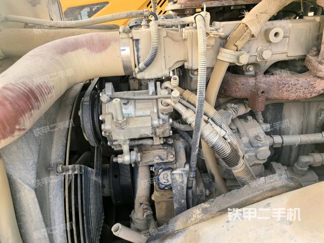 发动机上部全景（压路机发动机舱）