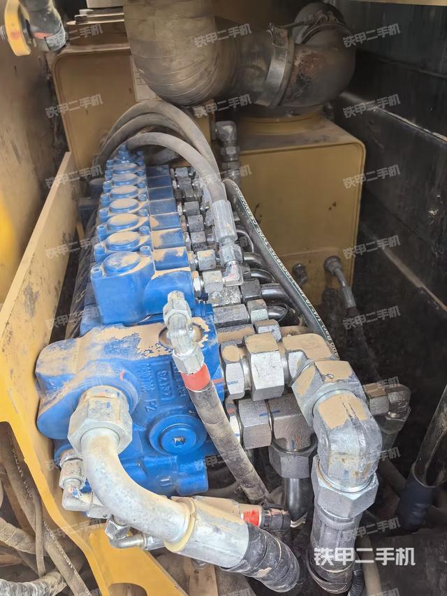 回转马达和主控阀（整机外观）