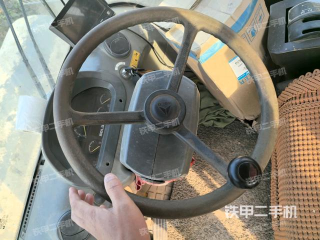 驾驶室内座椅、仪表操作手柄全景（压路机驾驶室）