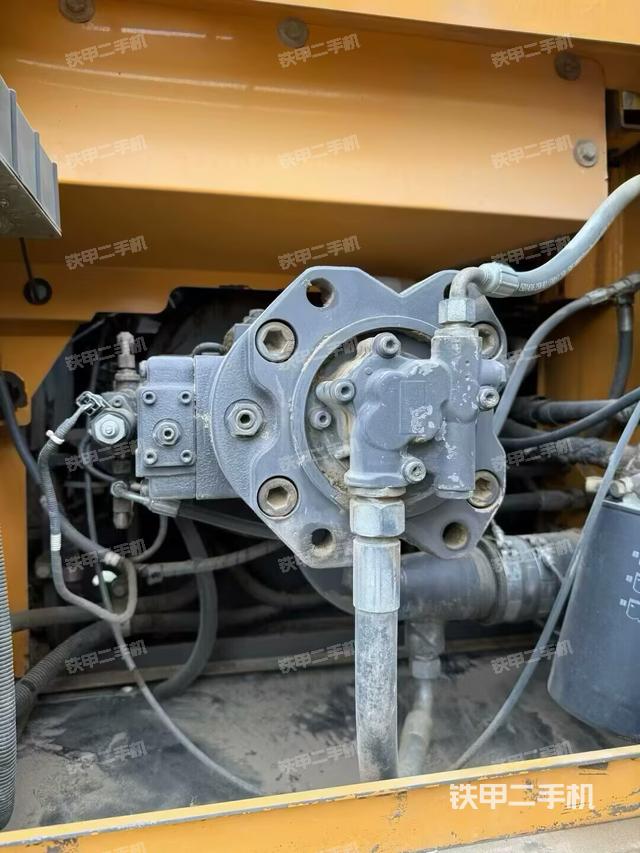 液压泵舱室正面整体（整机外观）