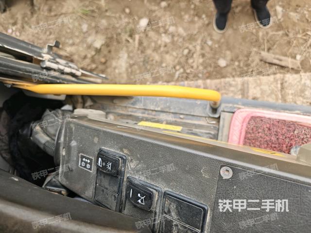 座椅左侧控制台/音响/含左手柄（驾驶室部分）