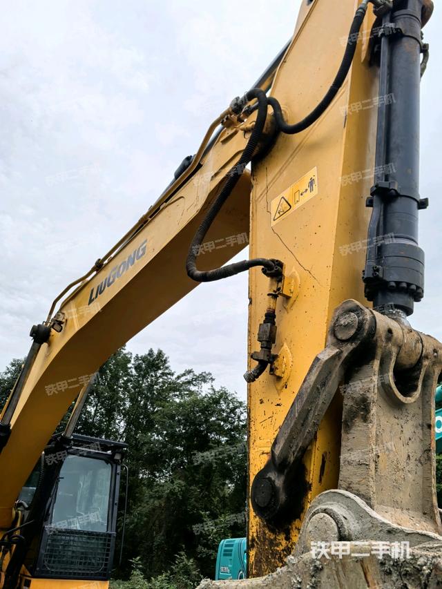 大臂油缸整体 竖拍（工作和回转装置）